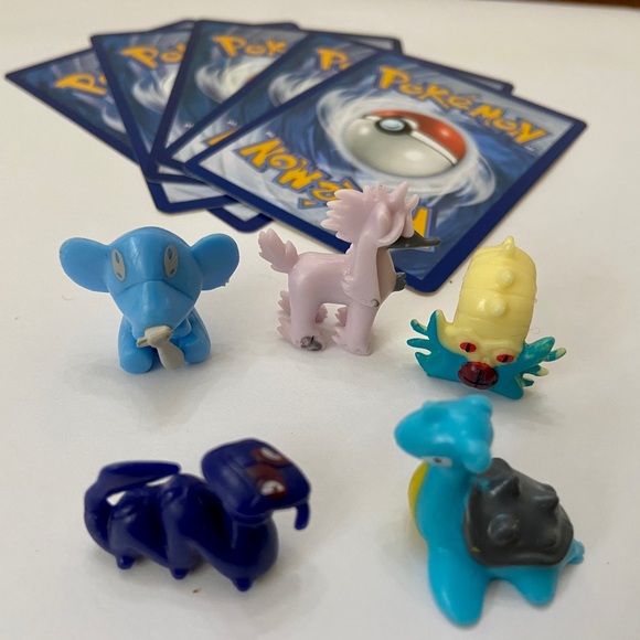 Pokemon Other - Lot 26- 5 Pokemon Cards and 5 Pokémon Figures